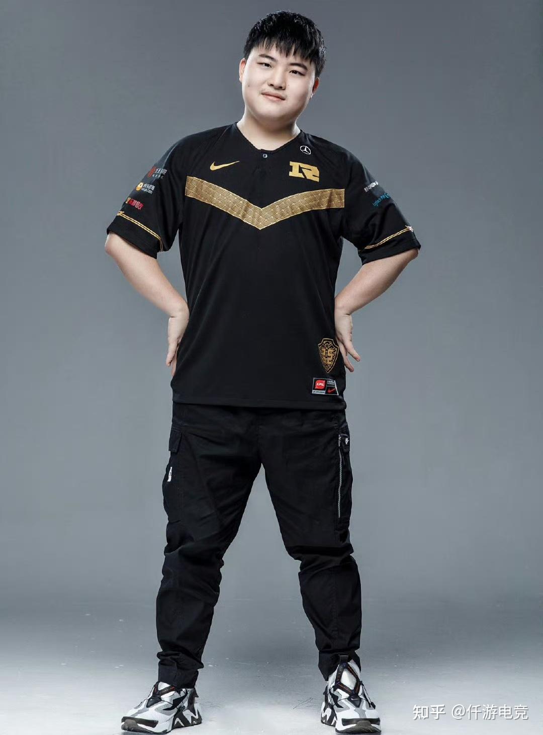 爱游戏APP官网包含Rookie遭遇七持续失利，RNG教练压力巨大！全场沸腾不已的词条