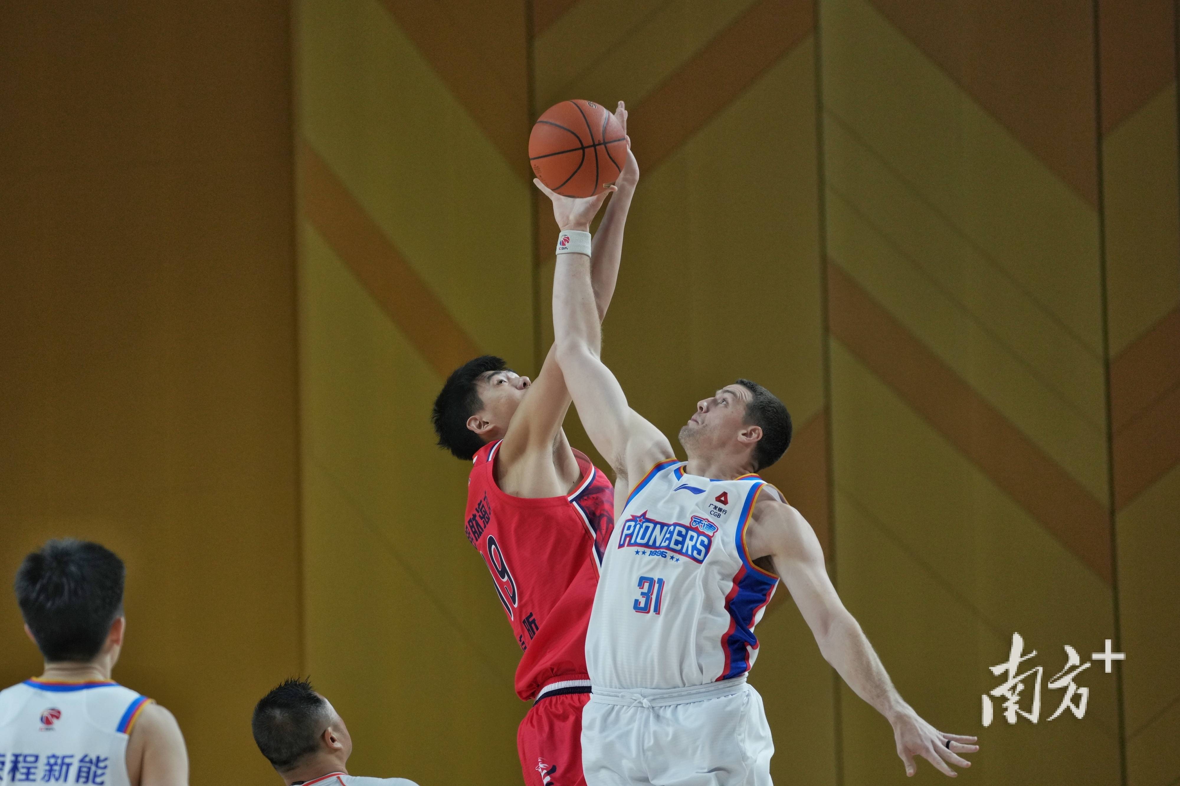 爱游戏官方入口包含清晨体能课后，华盛顿奇才造点机会备战CBA常规赛，态度坚定，团队化学反应显著的词条